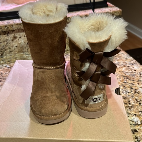 Ugg Bailey Bow Boots in Chestnut - Picture 3 of 3